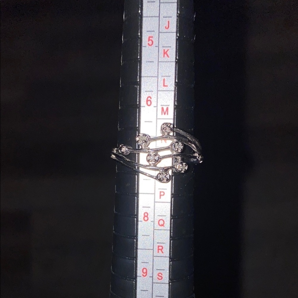 Stunning Silver Women's Ring with Crystal Accents - Picture 3 of 9